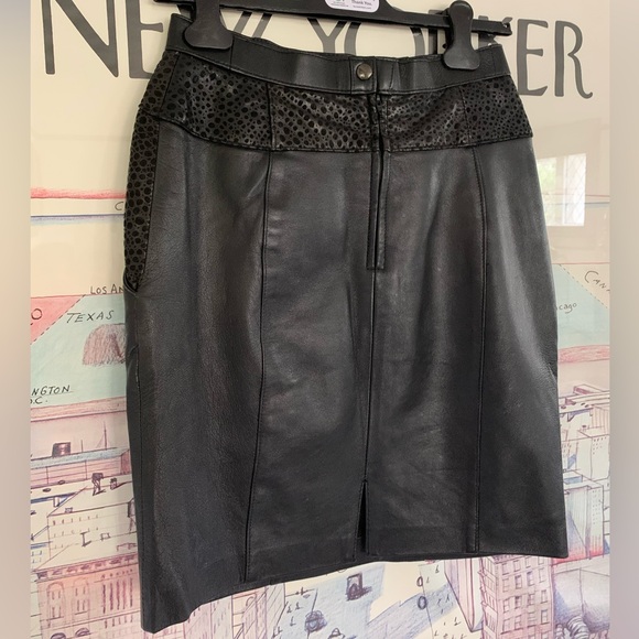 Leather skirt in leather with pockets and embossed details 80’s vibes size 27” - Picture 4 of 8